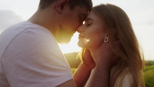 Пара Влюбленных Обнимаются Целуются Парке Закате Любовь Молодость Счастье — стоковое видео