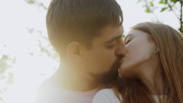 Close Retrato Belo Casal Jovem Caucasiano Beijando Contra Luz Pôr — Vídeo de Stock