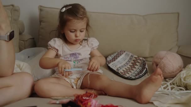 Adorable Petite Fille Assise Sur Canapé Tenant Ciseau Coupant Fil — Video