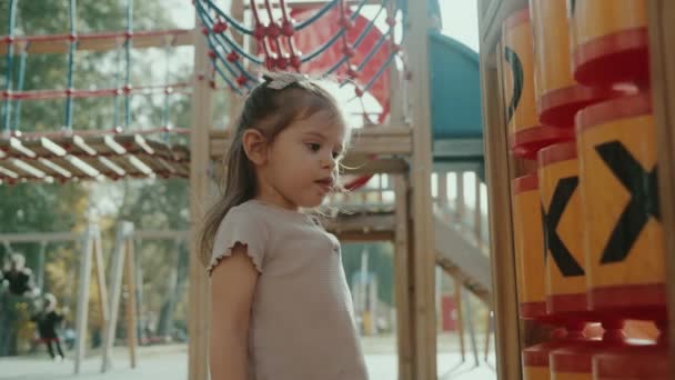 Маленькая Девочка Повседневной Одежде Играет Детской Площадке Милая Маленькая Девочка — стоковое видео