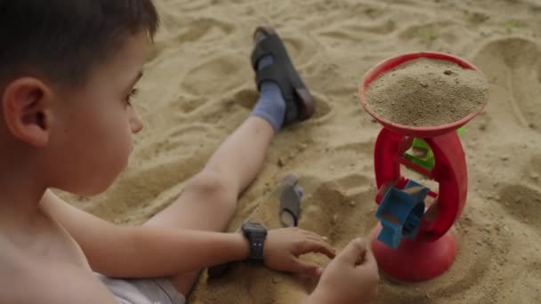Kleiner Junge Spielt Hause Mit Buntem Spielzeug Sandkasten Kinder Spielen — Stockvideo