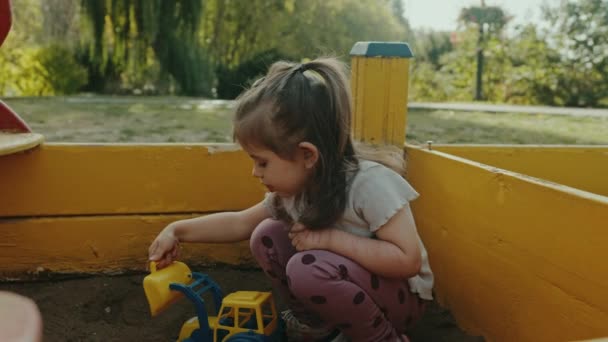Маленькая Девочка Играет Песочнице Игрушечной Машиной Конечная Игровая Площадка Детей — стоковое видео