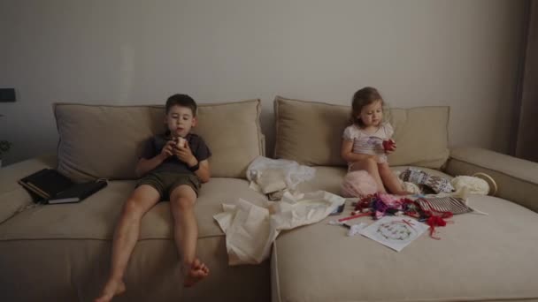 Irmão Irmã Comem Maçã Sofá Eles Divertem Comendo Maçãs Conceito — Vídeo de Stock
