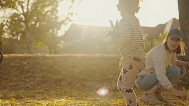 Mutlu Gülümseyen Anne Iki Çocuk Güneşli Bir Günde Parkta Sonbahar — Stok video