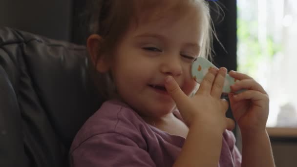 Щаслива Дитина Сидить Високому Кріслі Кухні Грає Готова Обідати Вдома — стокове відео
