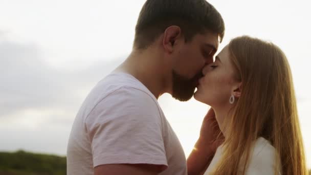 Vista Perto Jovem Casal Caucasiano Apaixonadamente Beijando Enquanto Estava Sentado — Vídeo de Stock