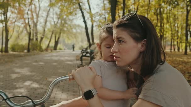 Matka Córka Stojące Przytulone Razem Parku Ciężkiej Lekcji Jazdy Rowerze — Wideo stockowe