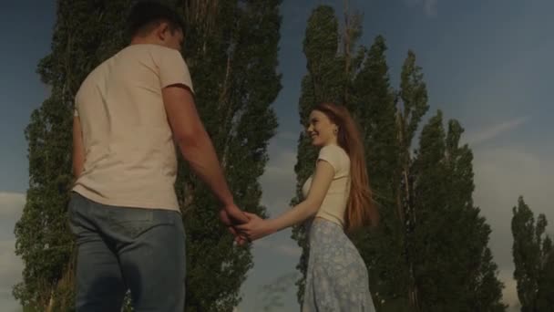 Bir Çift Aşık Serin Bir Yaz Akşamı Kırsalda Geziniyor Karısının — Stok video
