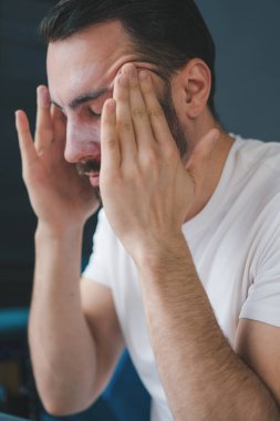 Yüzüne masaj yapan ve nemlendirici yüz kırışıklık önleyici krem süren beyaz bir adamın yan görüntüsü. Milenyum erkeği besleyici yüz serumu ya da losyon kullanır