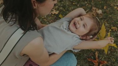 Anne kızıyla dışarıda vakit geçiriyor. Aşk her zaman ailelerinde ifade edilir ve hissedilir..