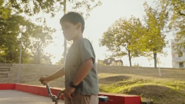 Menino Arrastando Sua Bicicleta Para Playground Especialmente Projetado Para Ser — Vídeo de Stock