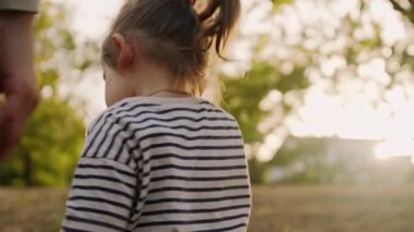 Annesiyle küçük şirin bir kız, açık havada. Sonbahar parkında yürüyen mutlu çocuk. Mutlu aile kavramı