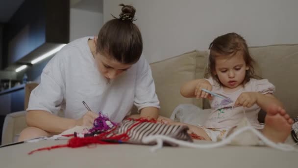 Bébé Fille Assis Avec Mère Sur Canapé Dans Salon Couper — Video
