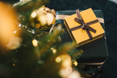 Madalyalı Noel ağacı, bir sürü hediye kutusu. Noel ağacı ve dekoratif elementler.