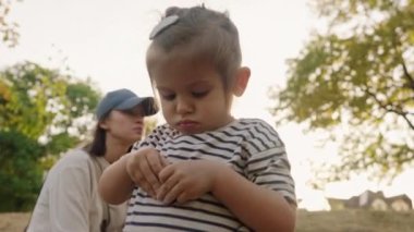 Doğadaki küçük bir çocuk kestane topluyor, keşfediyor ve erkek kardeşi ve annesiyle doğada eğleniyor. Aile, öğrenme ve çocuklu anne için ormanda
