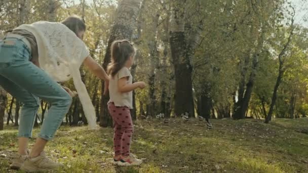 Anne Çocukları Sonbahar Parkında Ördek Besliyor Sevimli Bir Çocuk Kız — Stok video
