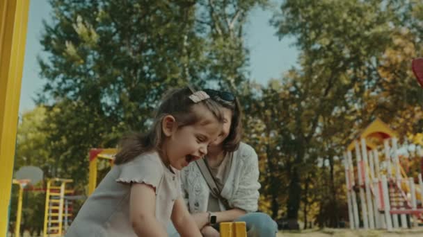 Anne Küçük Kızı Sonbaharda Oyun Bahçesinde Birlikte Eğlenceli Bir Hafta — Stok video