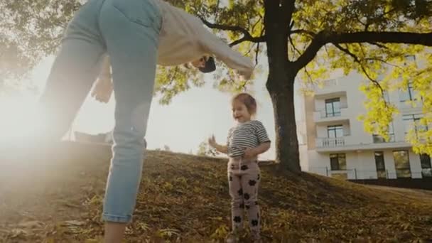 Matka Její Děti Dívka Chlapec Spolu Hrají Podzim Procházka Přírodě — Stock video