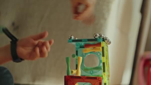 Çocuk Elleri Manyetik Oyuncaklardan Bir Kule Inşa Ediyor Entellektüel Oyuncaklar — Stok video