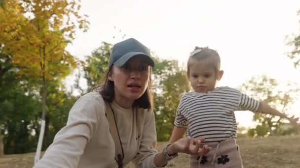 Ailecek Sonbahar Parkında Vakit Geçiriyoruz Anne Iki Çocuk Sonbahar Parkında — Stok video