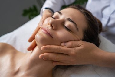 Güzeller güzeli genç bir kadının güzellik salonunda yüz masajı yaparken çekilmiş. Serene denen kadın güzellik merkezinde dinleniyor..