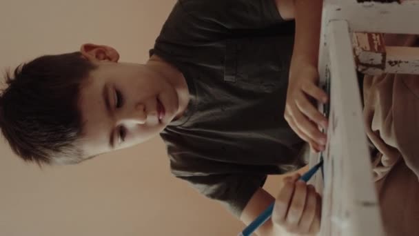Чарівний Маленький Хлопчик Малює Картини Вдома Розважається Концепція Розвитку Дітей — стокове відео