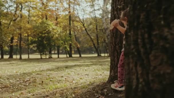 Parkta Elinde Bir Dilim Ekmek Olan Küçük Bir Kızın Yan — Stok video