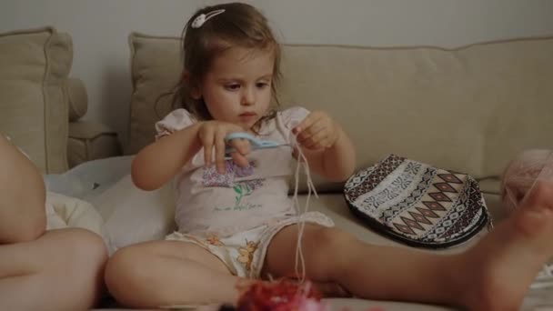Petite Fille Jouant Avec Des Cordes Pour Activité Filetage Sur — Video