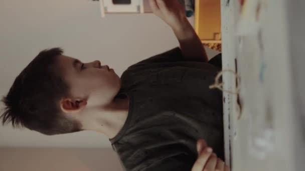 Χαριτωμένο Αγοράκι Που Χρησιμοποιεί Κόλλα Στο Γραφείο Του Στο Σπίτι — Αρχείο Βίντεο