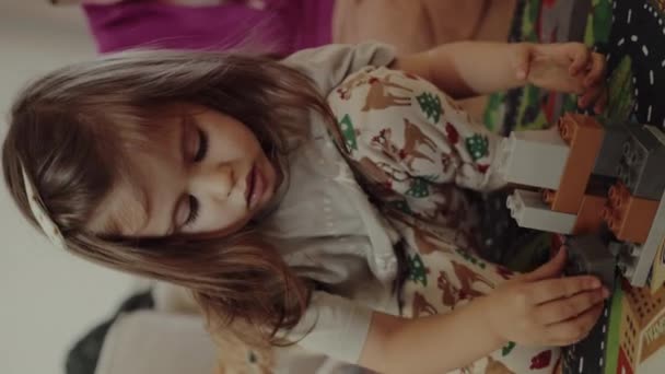 Μικρό Κορίτσι Παίζει Τον Κατασκευαστή Παιχνίδι Στο Πάτωμα Στο Σπίτι — Αρχείο Βίντεο