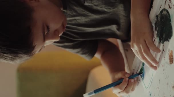 Niño Caucásico Pintando Libro Para Colorear Para Niños Niño Alegre — Vídeo de stock
