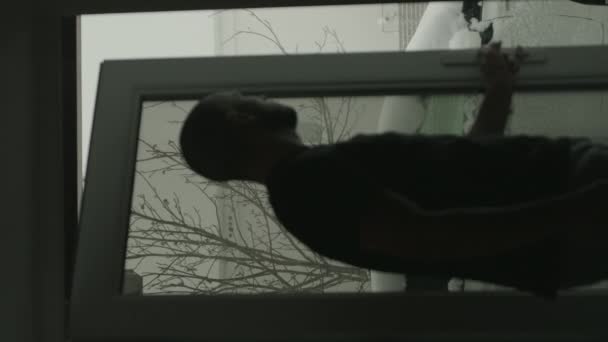 Muž Otvírá Dveře Domu Aby Zjistil Jaká Zimě Venku Teplota — Stock video