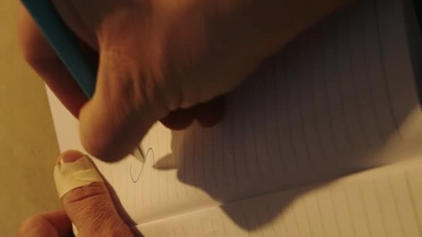 Vue Rapprochée Des Mains Mans Aide Crayon Écrit Sur Bloc — Video