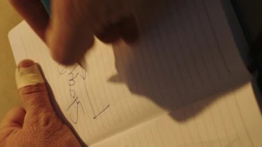 Erkeklerin ellerini kapat, sınava hazırlan ve not defterine not al. Not almak, şirket belgelerine imza atmak..