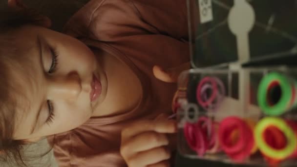 Gadis Kecil Meletakkan Setiap Elastis Rambut Tempatnya Dalam Kotak Dengan — Stok Video