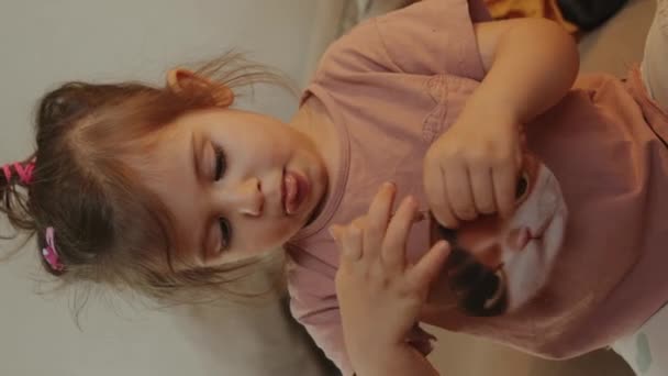 Маленька Смішна Дівчинка Грає Гаманцем Грошима Фінансова Підтримка Бізнес Сім — стокове відео