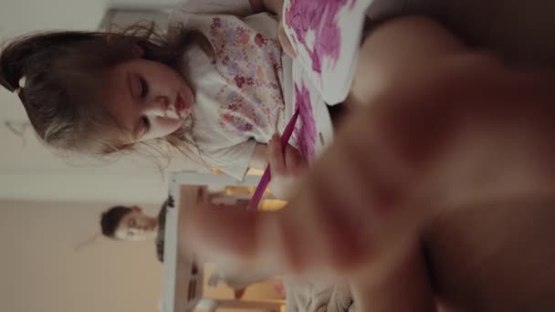 Carina Bambina Seduta Divano Casa Disegnare Con Pennarello Rosa Nel — Video Stock