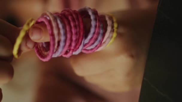 Dziewczynka Wkłada Palec Wskazujący Gumki Włosów Różnych Kolorach Moda Dzieci — Wideo stockowe