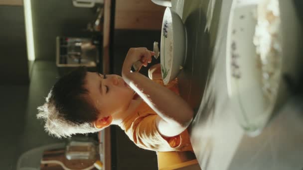 Sueño Niño Seis Años Comiendo Tazón Avena Para Desayunar Concepto — Vídeo de stock