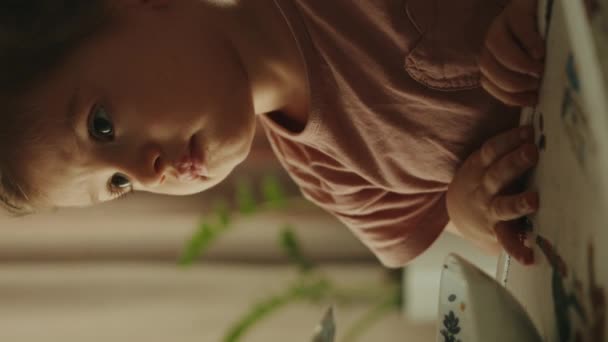 Alimentar Bebé Con Una Papilla Cuchara Niña Comiendo Comida Sentada — Vídeo de stock