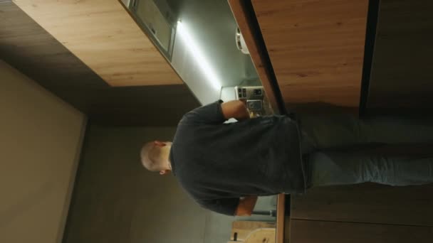 Hombre Tomando Una Taza Café Casa Mientras Lee Algo Teléfono — Vídeos de Stock