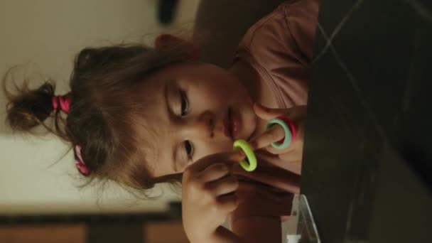Adorable Niña Tomando Bandas Elásticas Multicolores Caja Colocándolas Dedo Índice — Vídeo de stock