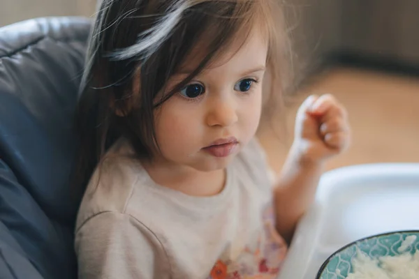 Милая Маленькая Девочка Наслаждается Завтраком Аппетитом Вкусно — стоковое фото
