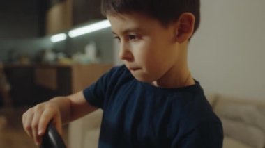 Beyaz çocuk uzaktan kumandayla oynuyor. Oyuncak arabayla oynayan bir çocuk.