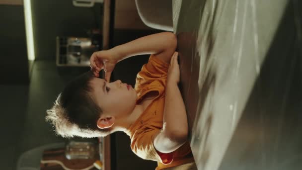 Slaperig Kind Aan Tafel Wachtend Ontbijt Vroege Ochtend Thuis Moe — Stockvideo