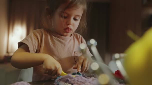 Enfant Heureux Adorable Bambin Créatif Jouant Avec Plasticine Assis Table — Video