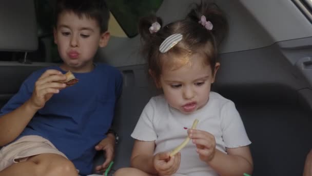 Madre Alimentando Sus Hijos Con Comida Rápida Sentada Maletero Del — Vídeos de Stock