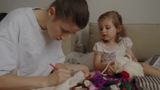 Μαμά Μαθαίνει Στην Κόρη Της Πλέκει Μαμά Ένα Κοριτσάκι Κάθονται — Αρχείο Βίντεο