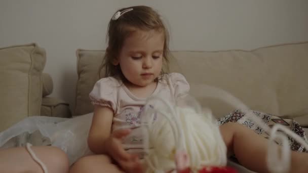 Καυκάσια Μικρή Κόρη Μητέρα Της Περνούν Χρόνο Στο Σπίτι Για — Αρχείο Βίντεο