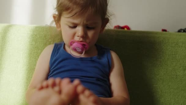 Dziecko Pomocą Urządzenia Nauki Gry Grać Gry Model Jest Młoda — Wideo stockowe